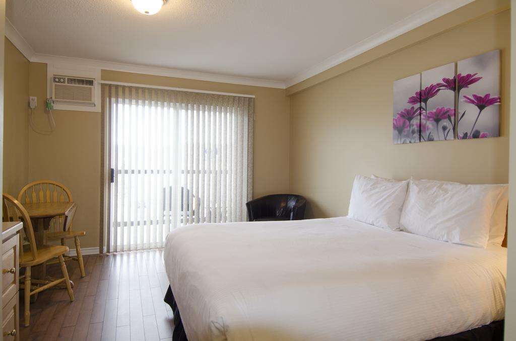 Tiki Shores Inn & Suites Penticton Bilik gambar