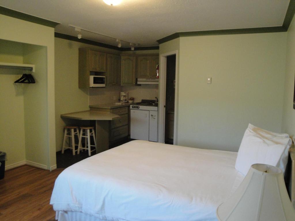 Tiki Shores Inn & Suites Penticton Bilik gambar